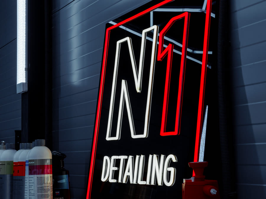 Неонова вивіска N1 Detailing у студії